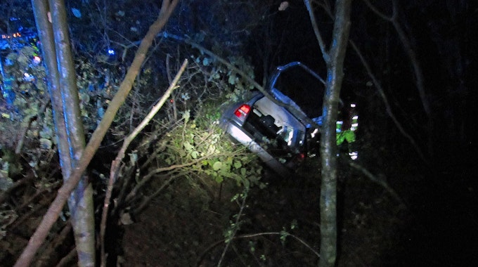 Ein Auto steht mitten in einem Gebüsch und ist schwer beschädigt. Der Unfall in Mettmann muss noch aufgeklärt werden.