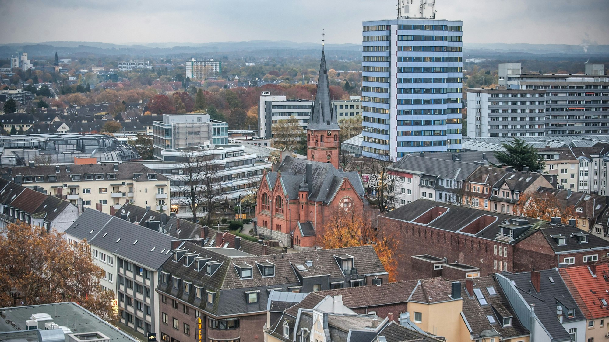 Stadtansicht Wiesdorf mit Christuskirche, Wiesdorfer Platz, City A und Ärztehochhaus  Ärzteturm Foto: Ralf Krieger
