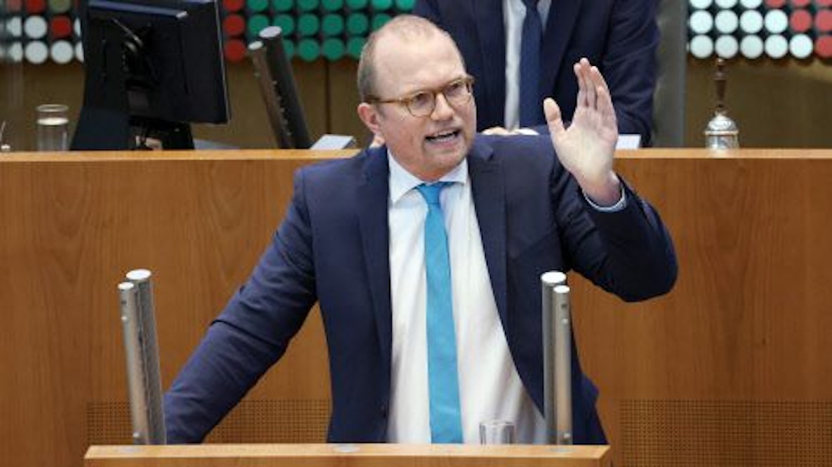 Jochen Ott steht an einem Rednerpult im NRW-Landtag.