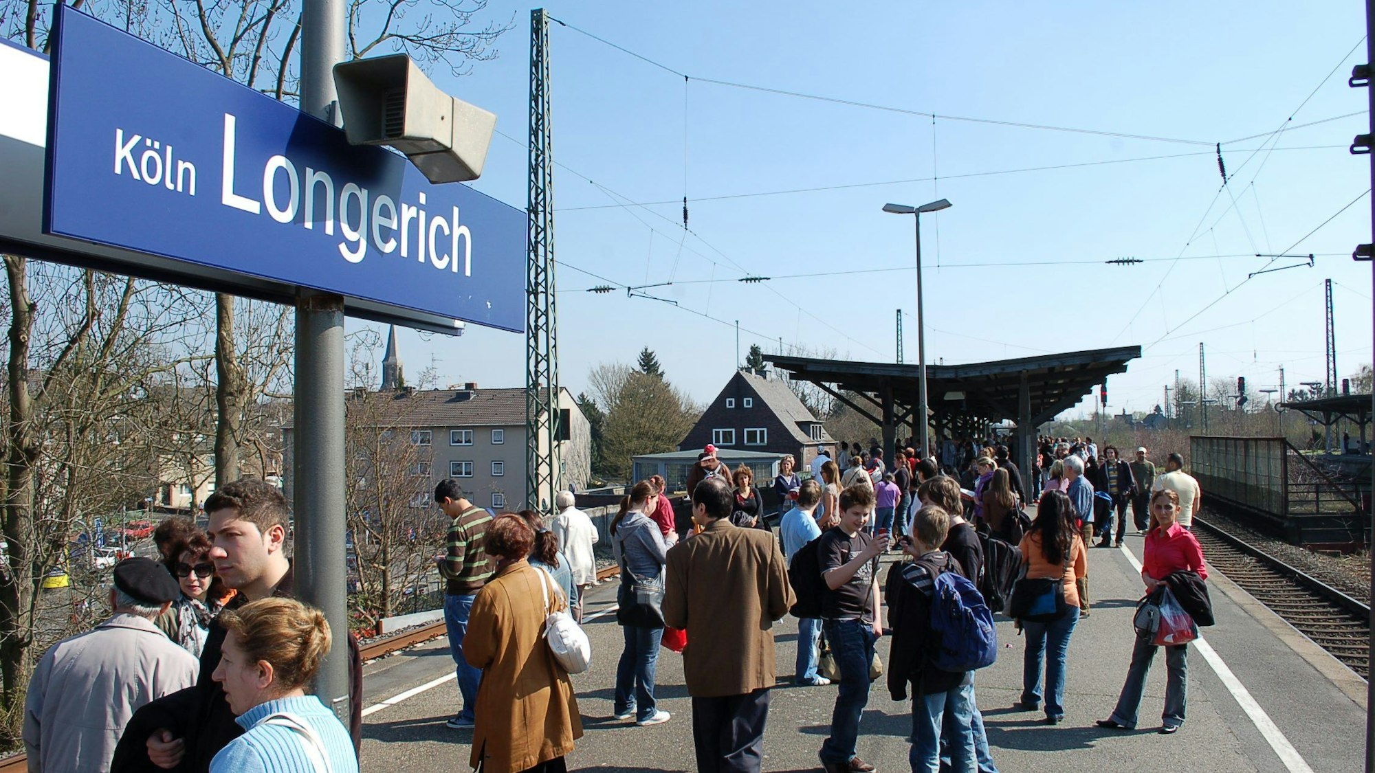 An der S-Bahnstation Longerich stehen viele Passagiere und warten auf die Bahn.
