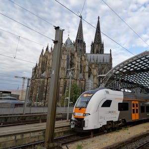 Ein Regionalzug verlässt den Kölner Hauptbahnhof. Die Vereinbarung von Bund und Ländern zur Finanzierung des 49-Euro-Tickets für den Nahverkehr reicht aus Sicht von&nbsp;Verkehrsunternehmen und Kommunen in NRW nicht aus.&nbsp;