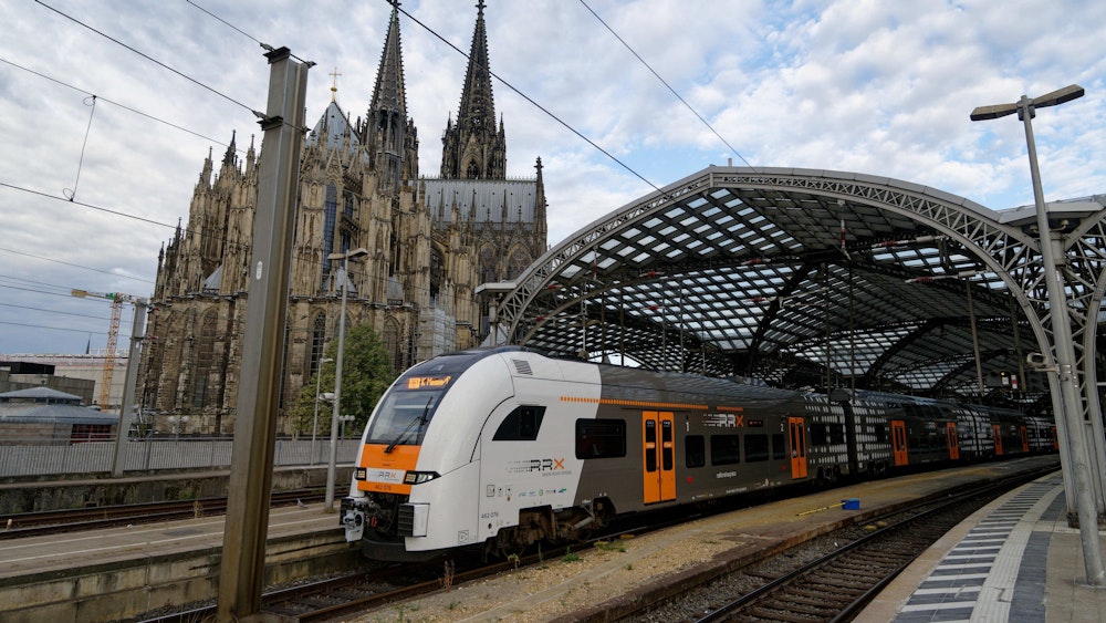 Ein Regionalzug verlässt den Kölner Hauptbahnhof.