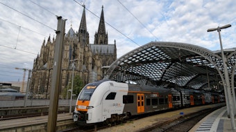 Ein Regionalzug verlässt den Kölner Hauptbahnhof. Die Vereinbarung von Bund und Ländern zur Finanzierung des 49-Euro-Tickets für den Nahverkehr reicht aus Sicht vonVerkehrsunternehmen und Kommunen in NRW nicht aus.