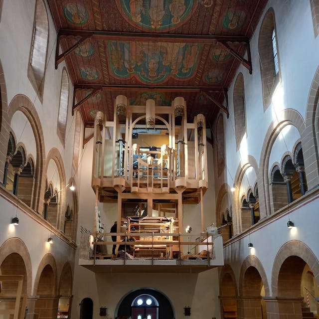 In der Basilika Sankt Gertrud in Morsbach wird das Gerüst der Orgel fertiggestellt.