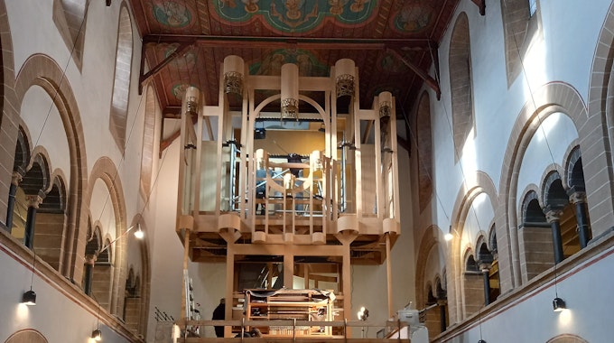 In der Basilika Sankt Gertrud in Morsbach wird das Gerüst der Orgel fertiggestellt.