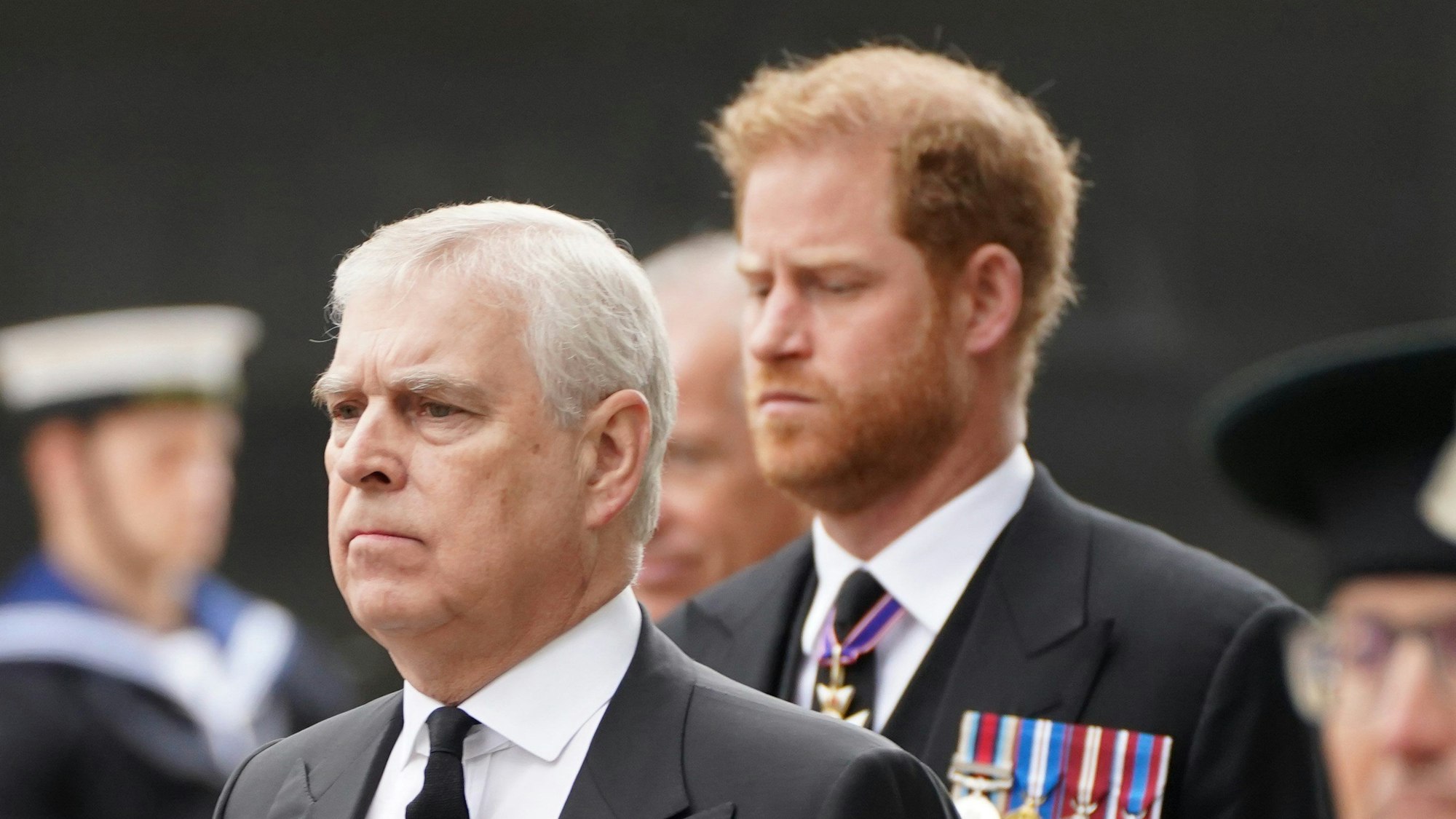 Prinz Andrew, Herzog von York (l), und Prinz Harry blicken ernst auf der Beerdigung von Königin Elizabeth II.
