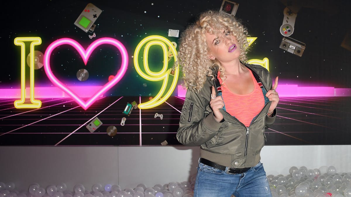 Sarah Knappik 2018 im Bällebad bei der 90er Party im Wachsfigurenkabinett Madame Tussauds Berlin.&nbsp;