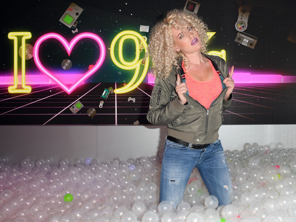 Sarah Knappik 2018 im Bällebad bei der 90er Party im Wachsfigurenkabinett Madame Tussauds Berlin.