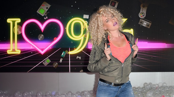 Sarah Knappik 2018 im Bällebad bei der 90er Party im Wachsfigurenkabinett Madame Tussauds Berlin.