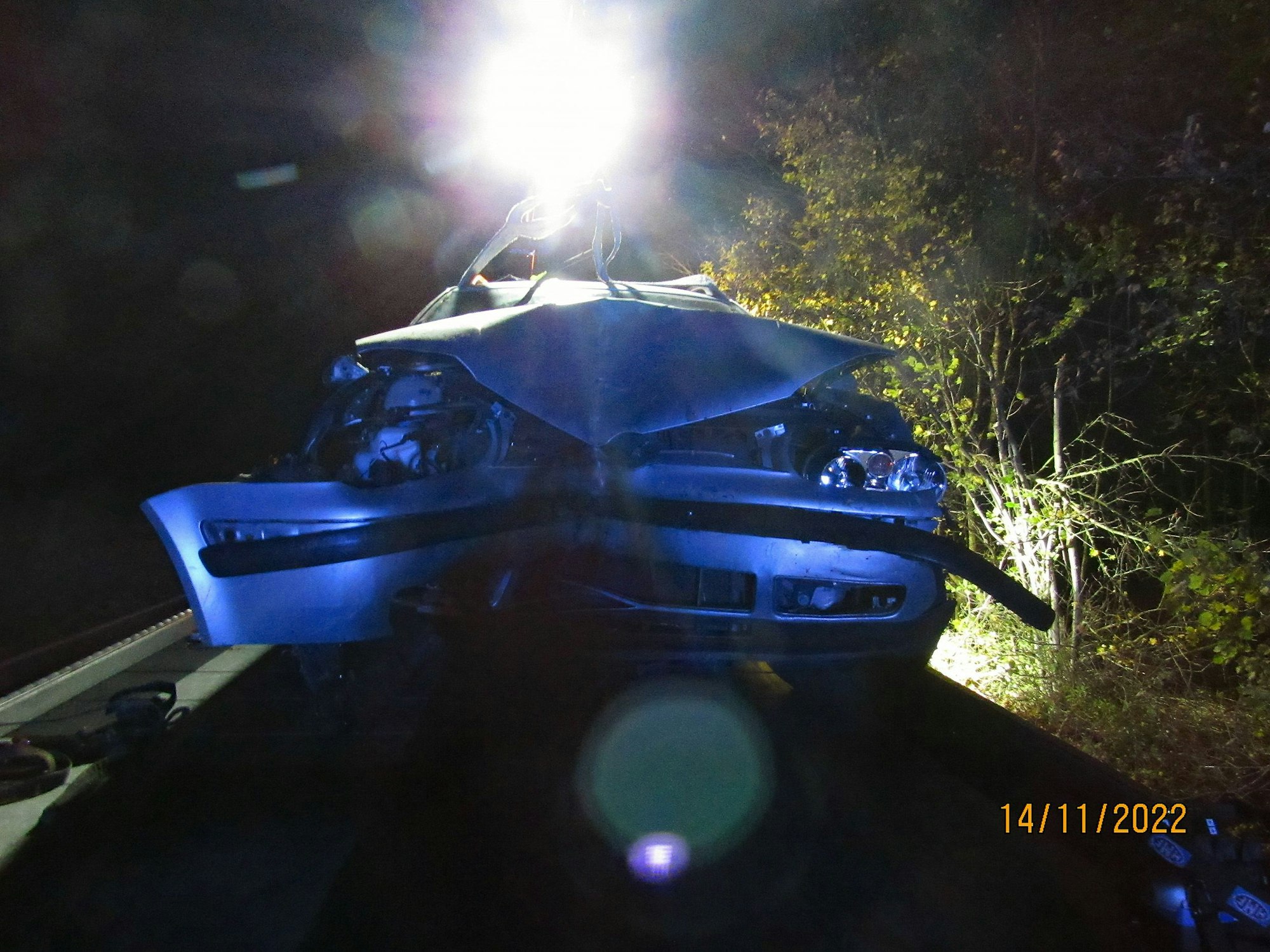 Frontansicht eines schwer beschädigten Autos. Nach einem Unfall in Mettmann ist der Golf ein Totalschaden.