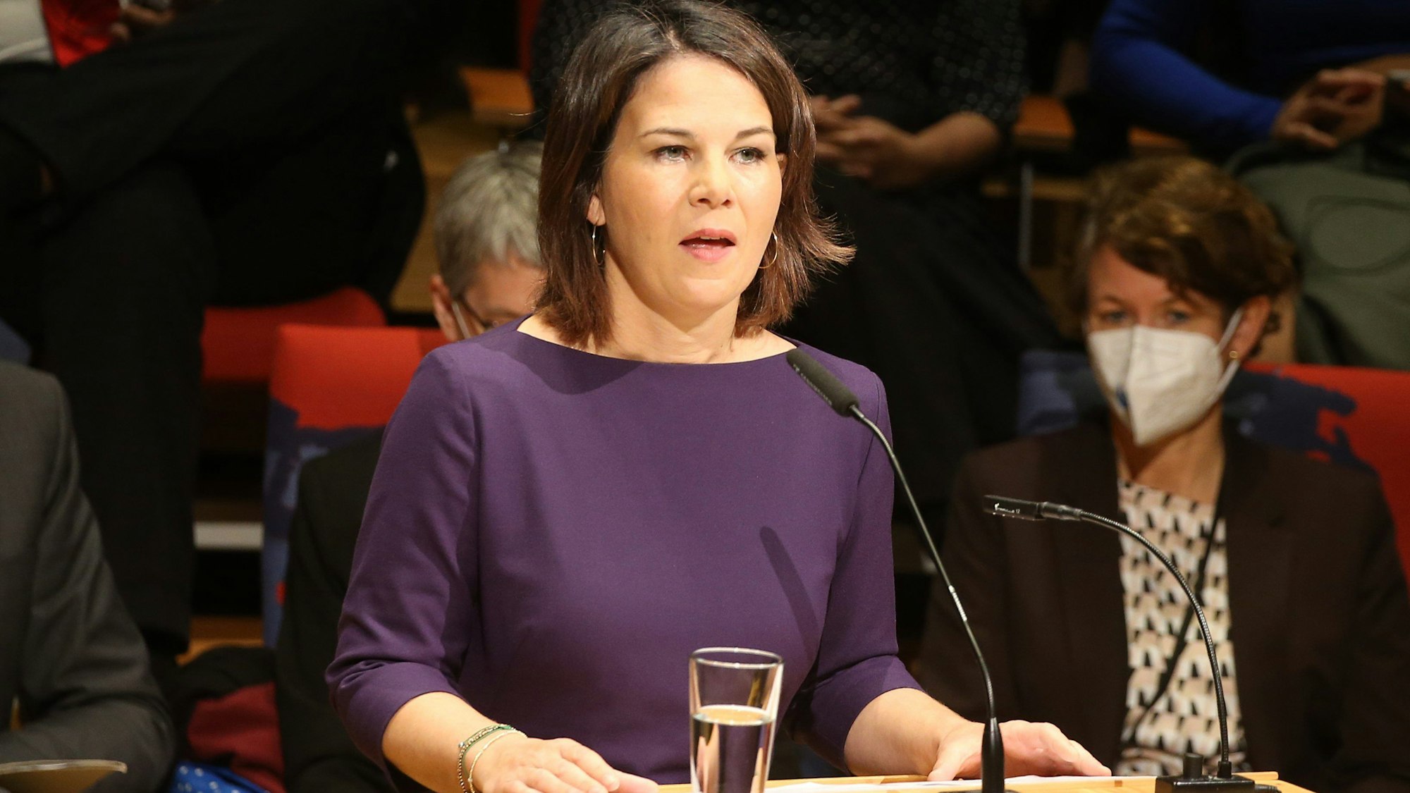Außenministerin Annalena Baerbock spricht auf dem 8. Weltkongress gegen die Todesstrafe Sie steht in einem blauen Kleid an einem Rednerpult mit Mikrofonen.