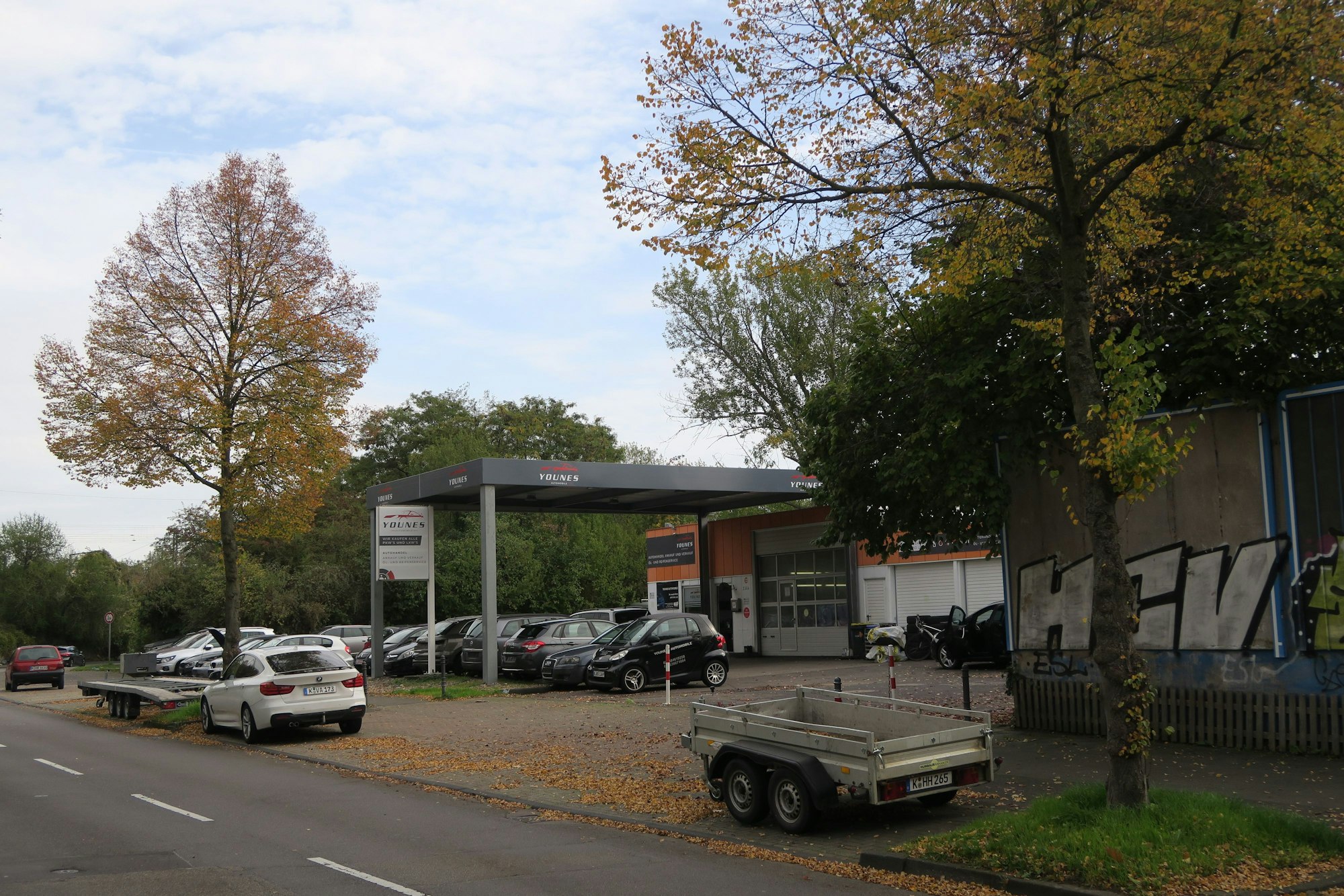 Der Gebrauchtwagenhandel Younes an der Poll-Vingster Straße.