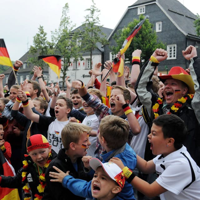 Auf Wipperfürths Marktplatz jubeln 2014 deutsche Fußball-Fans.&nbsp;
