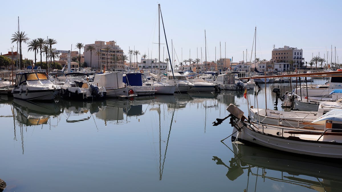 Das Foto zeigt den Hafen des Stadtviertels „El Molinar“ in Palma de Mallorca.&nbsp;