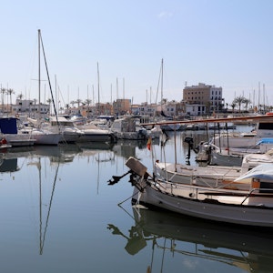 Das Foto zeigt den Hafen des Stadtviertels „El Molinar“ in Palma de Mallorca.