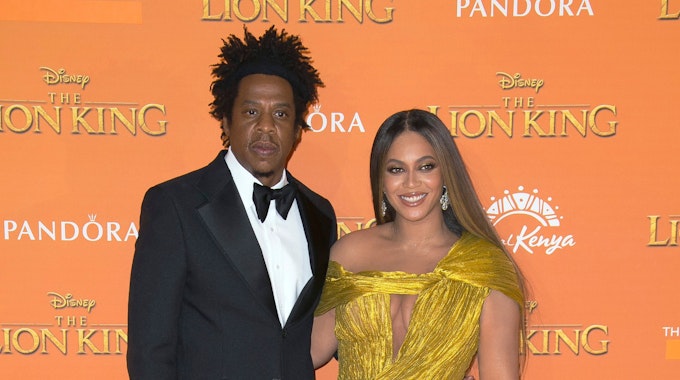 Die Sänger Jay-Z und Beyonce lächeln bei ihrer Ankunft zur "Lion King"-Premiere. Sie geht mit den meisten Gewinnchancen in die kommende Grammy-Preisverleihung. Beyonce und ihr Ehemann und Rapper Jay-Z hätten nun beide jeweils in ihrer Karriere insgesamt 88 Grammy-Nominierungen eingeheimst - und damit mehr als jeder andere Musik-Star.&nbsp;