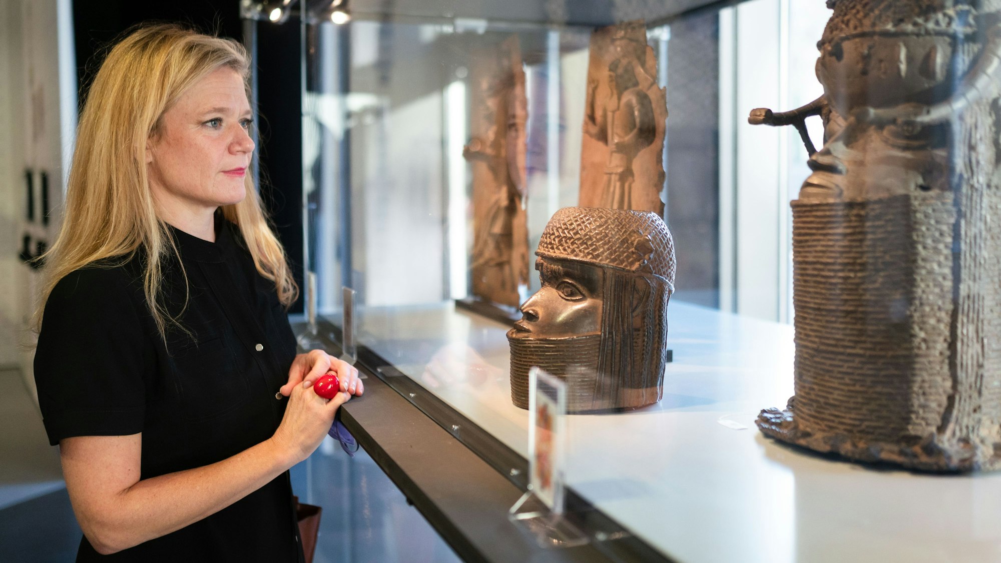 Nanette Snoep, Direktorin des Rautenstrauch-Joest-Museums, steht vor einer Vitrine mit Benin-Bronzen im Kölner Museum.
