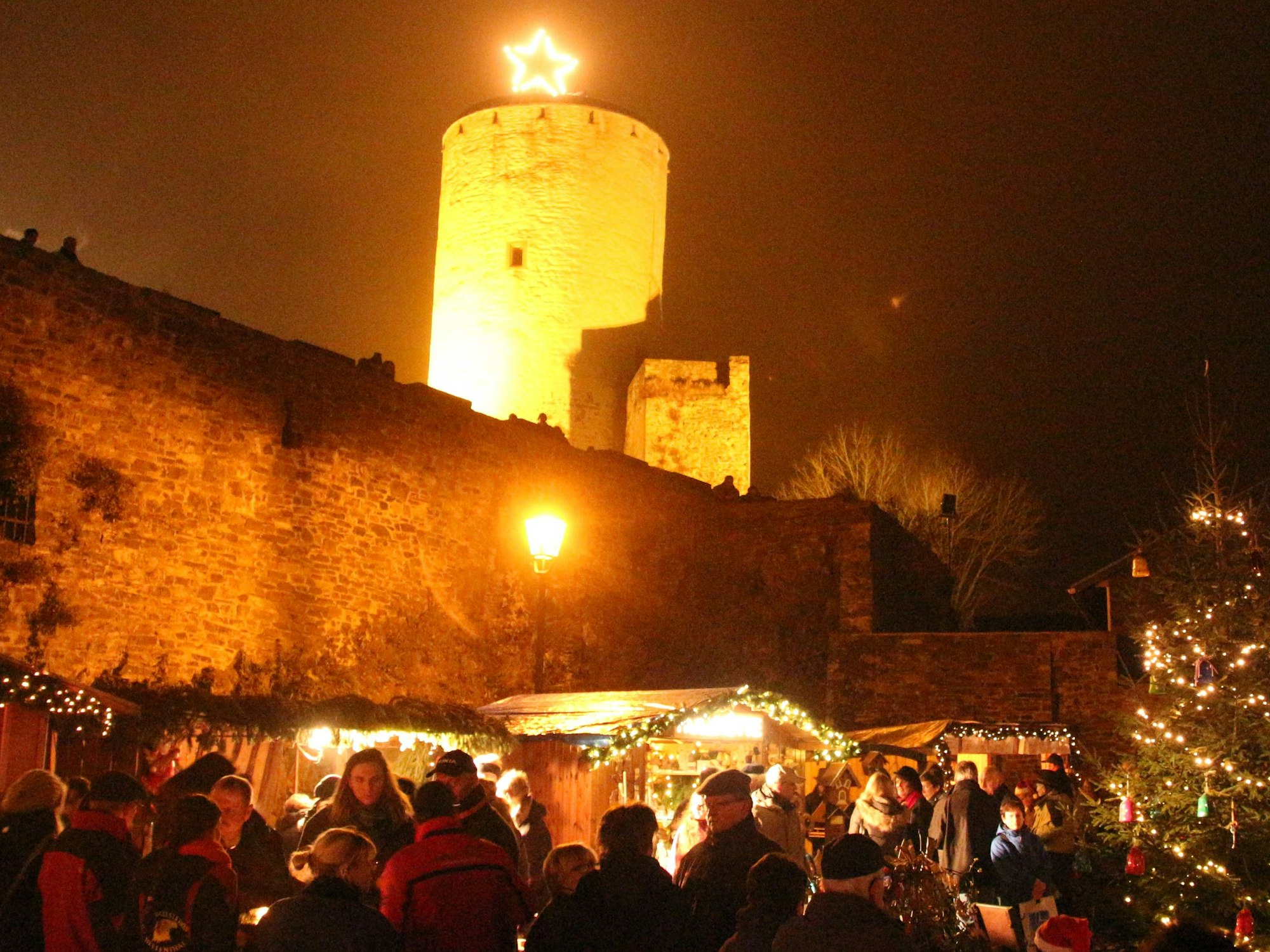 Vor mittelalterlicher Kulisse: Der Weihnachtsmarkt Burg Reifferscheid, Eifel