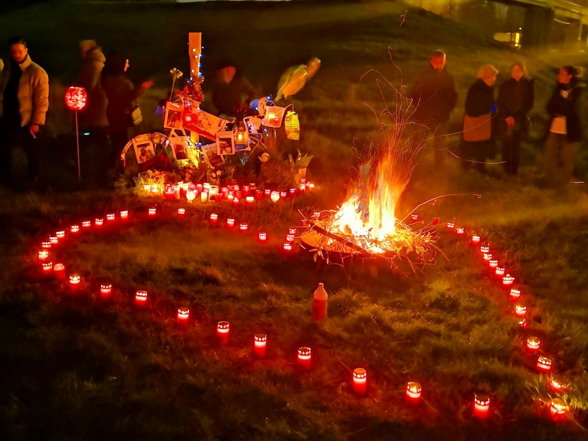 Großes Herz aus Kerzen am Niehler Hafen als Gedenken an Derya und Kian.