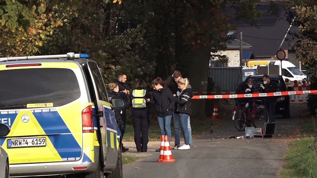 Einsatzkräfte untersuchen die Stelle, an der ein gefesseltes Mädchen gefunden wurde. Ein 13-jähriges Mädchen ist in Ostbevern im Münsterland auf dem Weg zur Schule offenbar unter nicht näher bekannten Umständen angegriffen worden.