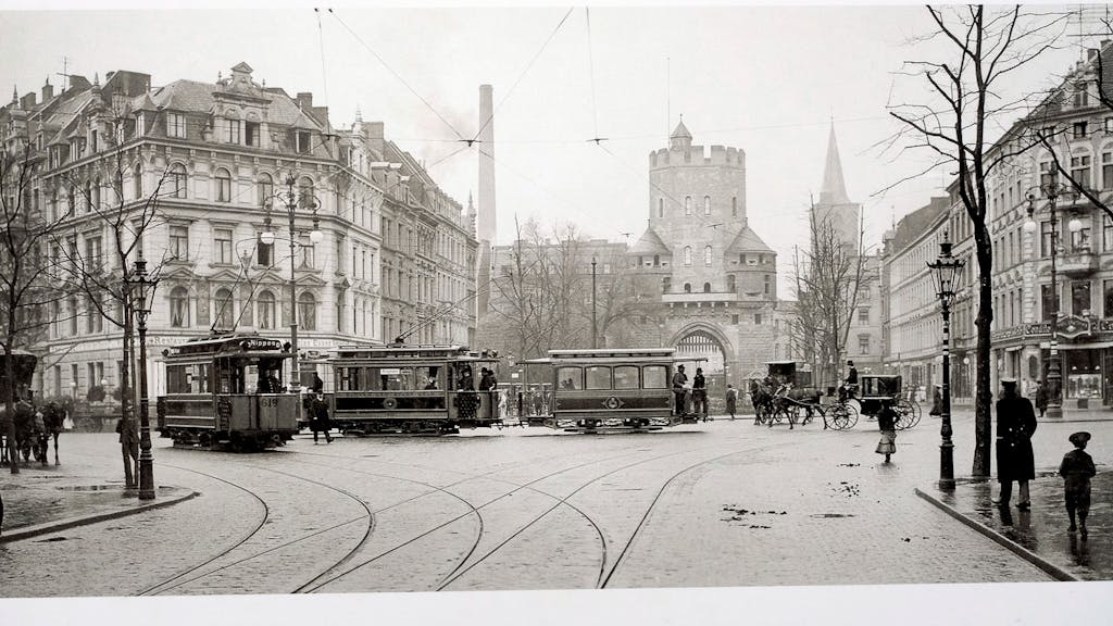 Historisches Bild von KVB-Straßenbahnen in Köln, welches im Straßenbahnmuseum in Thielenbruch zu sehen ist