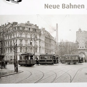 Historisches Bild von KVB-Straßenbahnen in Köln, welches im Straßenbahnmuseum in Thielenbruch zu sehen ist