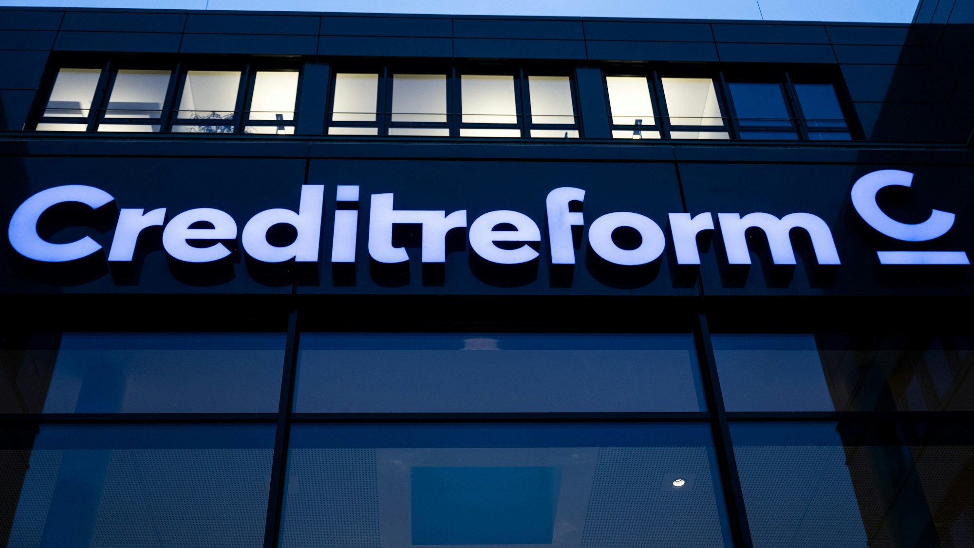 ARCHIV - 09.12.2021, Nordrhein-Westfalen, Neuss: Der Namenszug von Creditreform steht über dem Eingang zur Zentrale des Unternehmens.