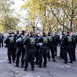 Einsatzkräfte der Polizei am 11.11. beim Sessionsauftakt in Köln.