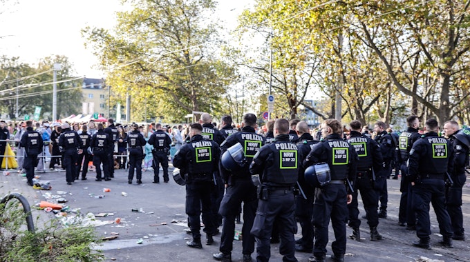 Einsatzkräfte der Polizei am 11.11. beim Sessionsauftakt in Köln.