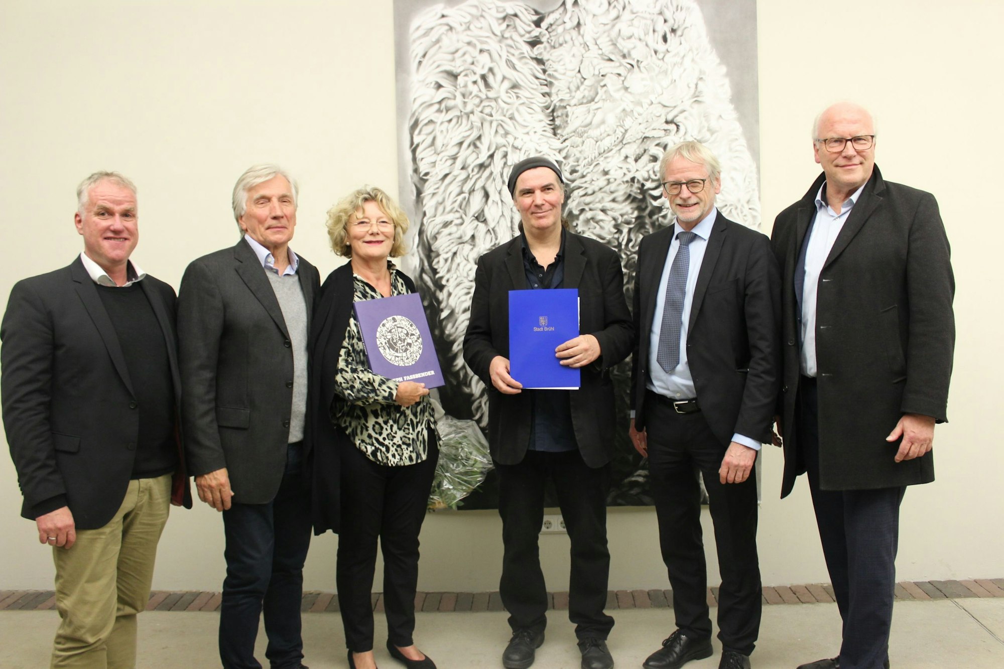 Martin Steffens, das Ehepaar Piert-Borgers als Stifter des Preises, Bürgermeister Dieter Freytag und Jury-Mitglied Achim Sommer haben den Künstler in die Mitte genommen und gratulieren ihm.