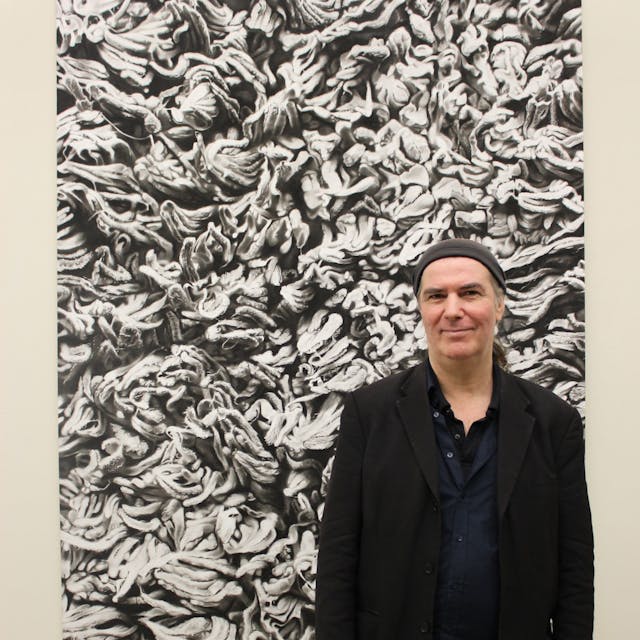 Der Künstler Peter Hock steht vor einem seiner Bilder, für die er den Joseph-und-Anna-Fassbender-Preis erhalten hat.