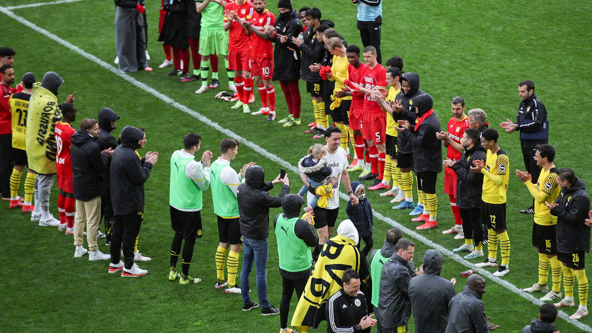 Mit einem Spalier wird bundesliga-Schiri Manuel Gräfe nach seinem letzten Spiel von Borussia Dortmund und Bayer Leverkusen verabschiedet.