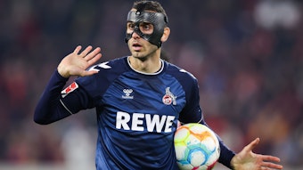 Ellyes Skhiri vom 1. FC Köln mit Gesichtsmaske.