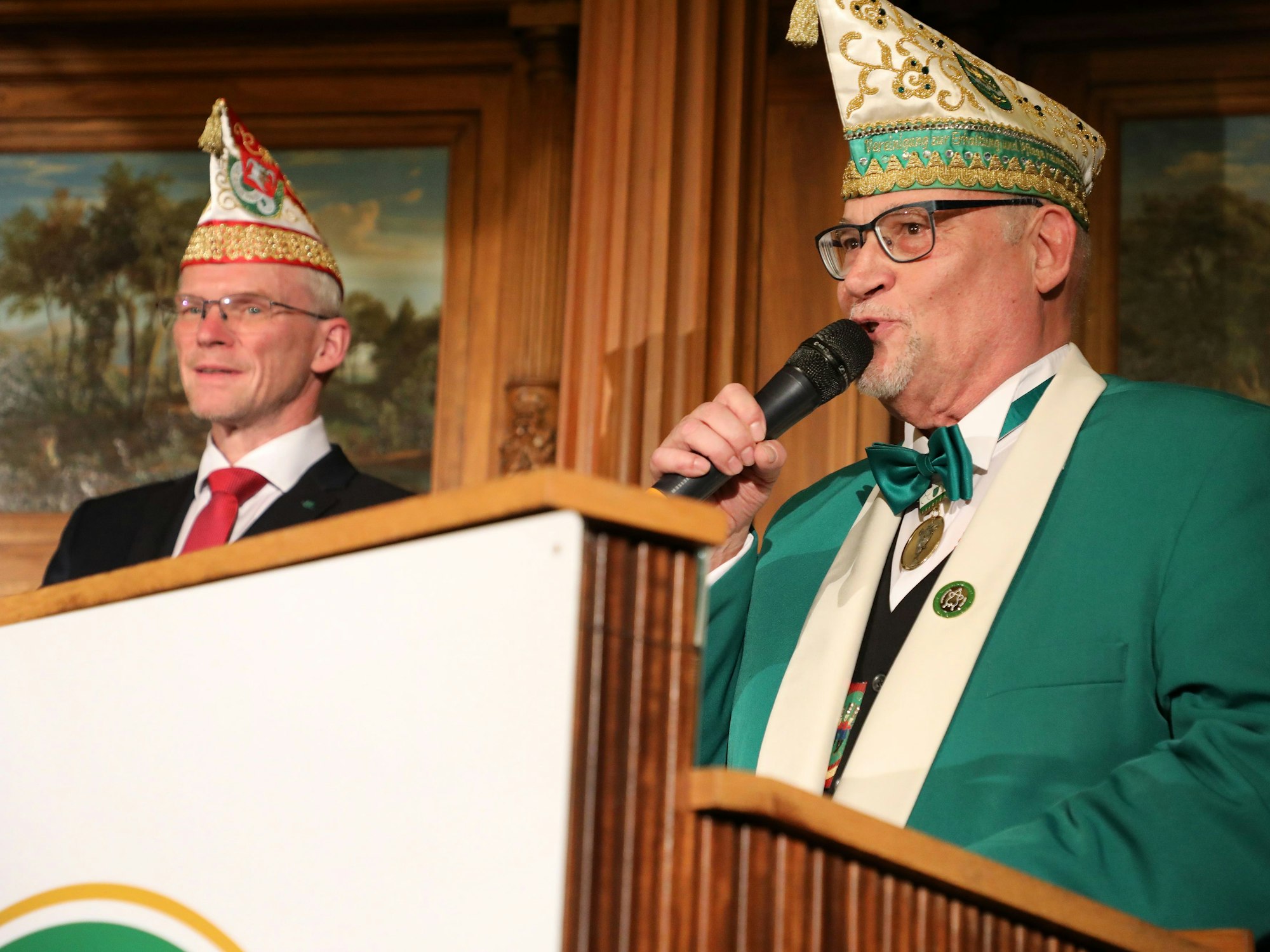 Bürgermeister Frank Stein (links) und Martin Gerstlauer von der Vereinigung zur Erhaltung und Pflege heimatlichen Brauchtums sprechen zu den Karnevalisten.