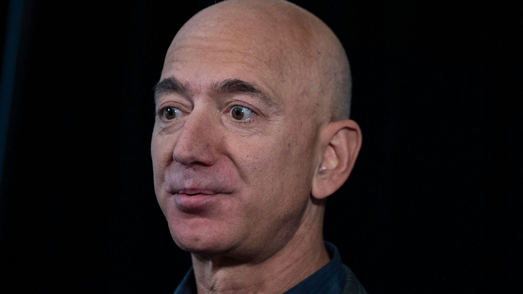 Jeff Bezos schaut nachdenklich. Er möchte einen Großteil seines Vermögens spenden, weiß aber noch nicht, wohin das Geld fließen soll.