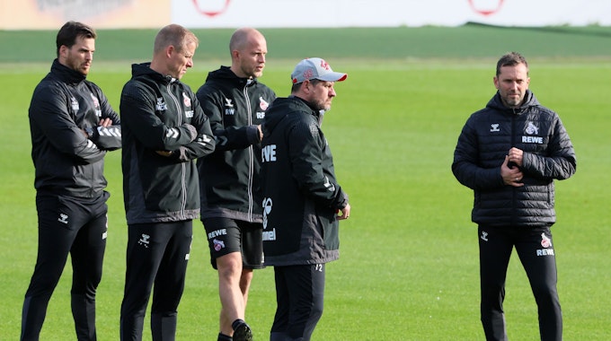 Steffen Baumgart steht mit seinen Assistenten André Pawlak, René Wagner und Kevin McKenna sowie dem Athletiktrainer Max Weuthen auf dem Trainingsplatz des 1. FC Köln.&nbsp;&nbsp;