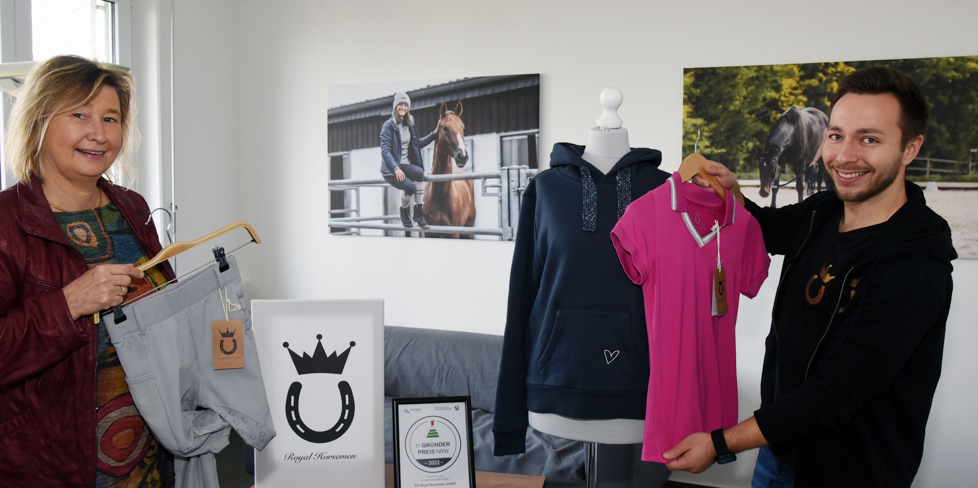Susanne Roll, Gründer- und Technologiezentrum Gummersbach, und Robin Schuster, Mitgründer von Royal Horsemen, zeigen Reitkleidung.