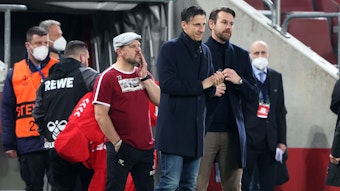 Trainer Steffen Baumgart, Sportchef Christian Keller und Lizenzbereich-Leiter Thomas Kessler stehen beim 1. FC Köln an der Seitenlinie.