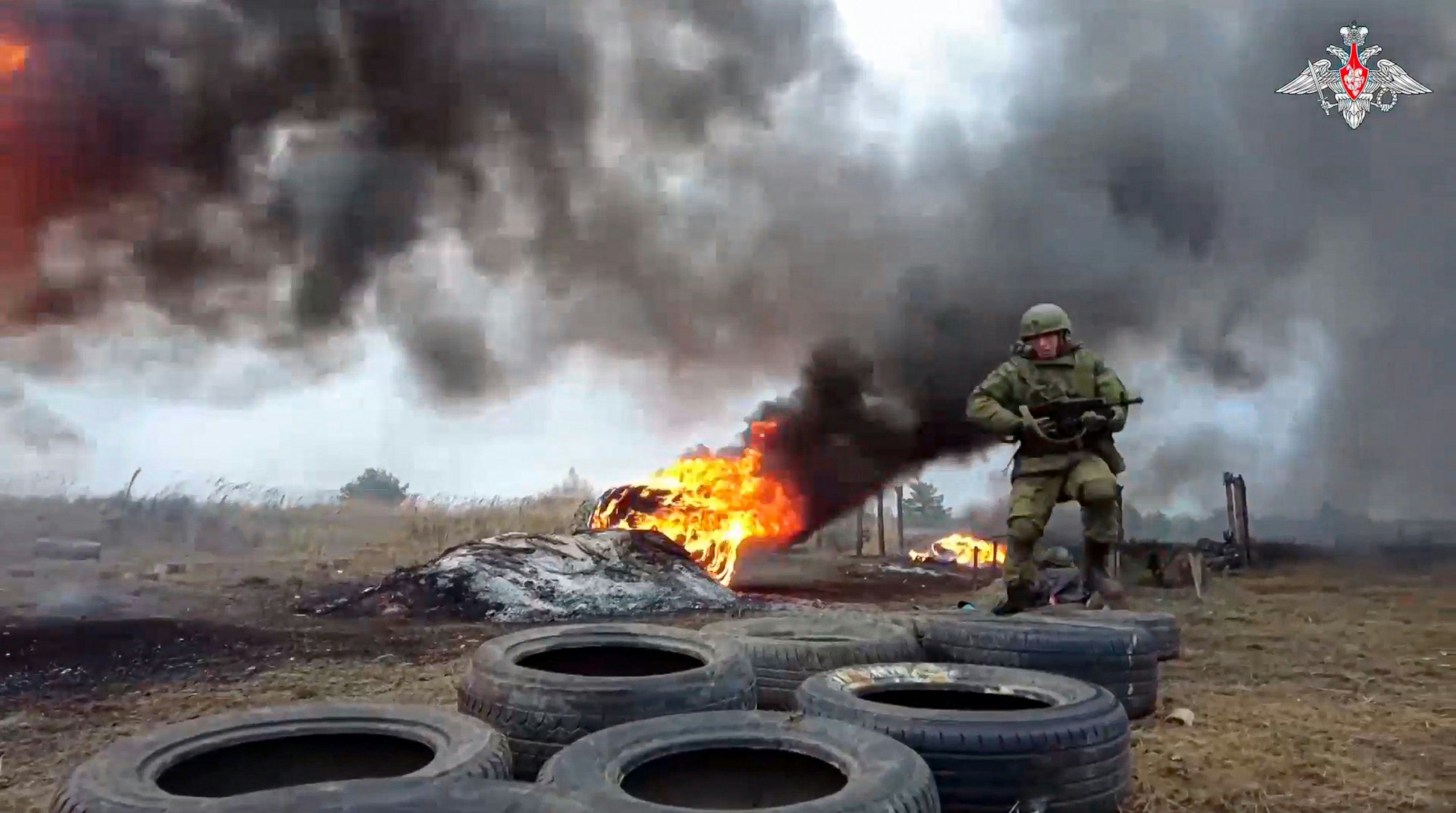 Dieses vom Pressedienst des russischen Verteidigungsministeriums veröffentlichte Foto zeigt einen russische Soldaten, der an einem Kampftraining auf einem belarussischen Schießplatz teilnimmt.