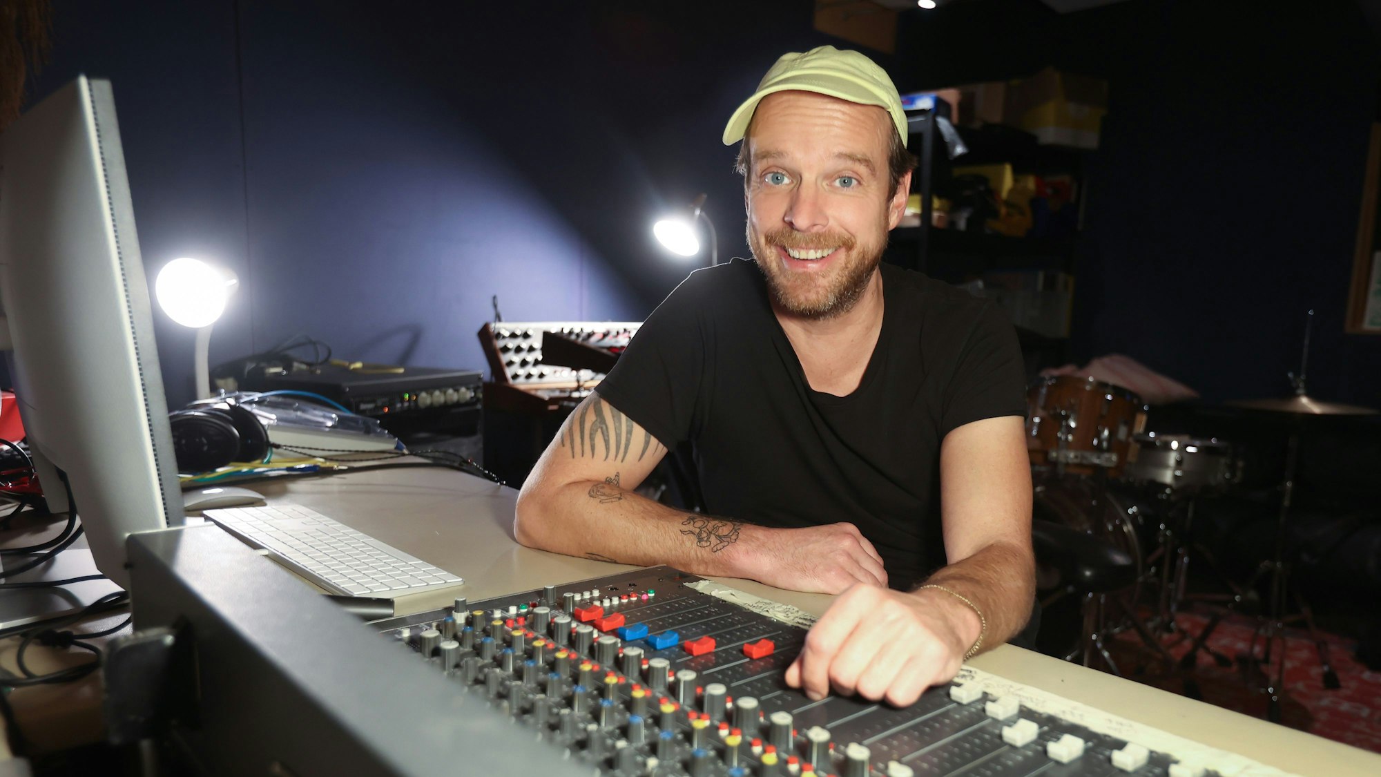 25.10.2022
Köln: Musiker Jan Philipp Janzen, alias Dumbo Tracks, sitzt im Dumbo-Studio in Köln-Zollstock am Mischpult.