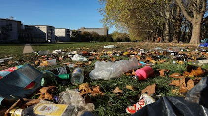 Auf dem Bild ist die Uniwiese nach dem 11.11 zu sehen, dort liegt viel Müll.&nbsp;