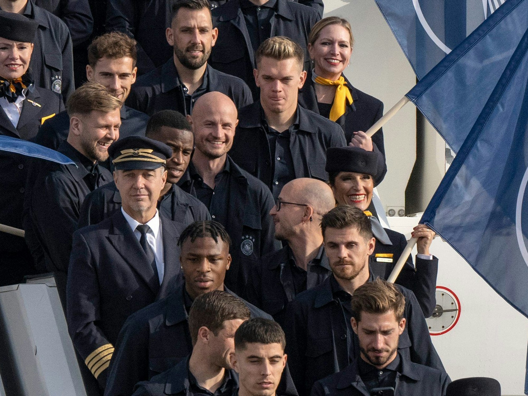 Offizielle, Betreuer und Spieler der deutschen Fußball-Nationalmannschaft sowie Personal der Lufthansa haben vor dem Abflug Aufstellung für ein Gruppenbild genommen.