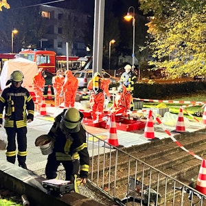 Einsatzkräfte der Feuerwehr Bonn bei einem Großeinsatz. Rohrreiniger hatte für den Einsatz gesorgt.