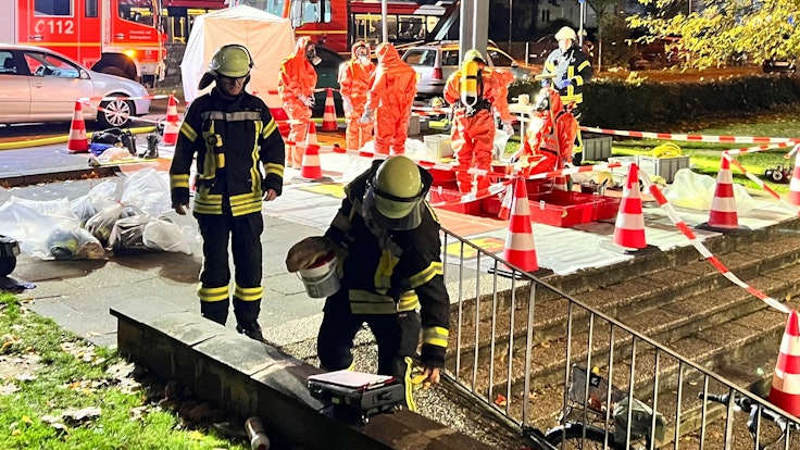 Einsatzkräfte der Feuerwehr Bonn bei einem Großeinsatz. Rohrreiniger hatte für den Einsatz gesorgt.