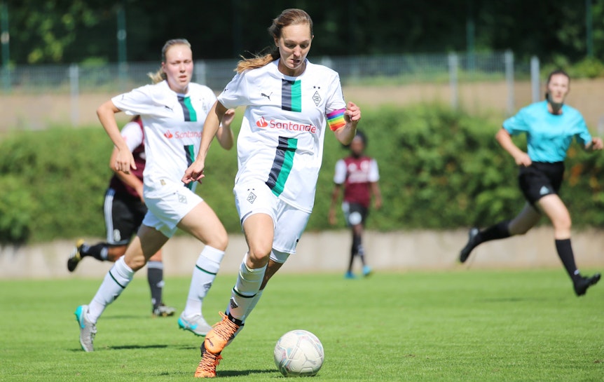 Sarah Schmitz von den Borussia-Mönchengladbach-Frauen läuft am 28. August 2022 mit dem Ball am Fuß.
