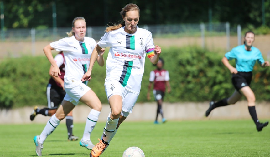 Spielführerin Sarah Schmitz der Frauen von Borussia Mönchengladbach im Regionalliga-Duell gegen den VfR Warbeyen.