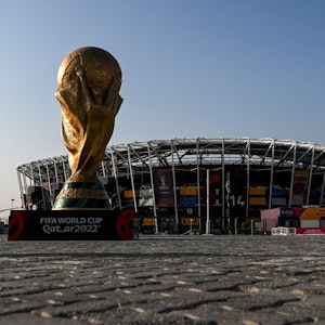 Vor dem Stadium 974, einem der Spielorte der WM 2022 in Katar, steht ein übergroßer WM-Pokal. Für das Emirat ist die Weltmeisterschaft ein entscheidendes Prestige-Projekt – trotz massiver Kritik.