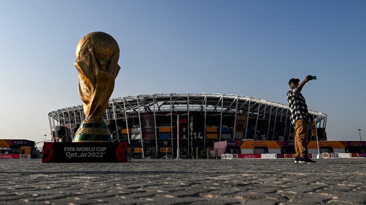 Vor dem Stadium 974, einem der Spielorte der WM 2022 in Katar, steht ein übergroßer WM-Pokal. Für das Emirat ist die Weltmeisterschaft ein entscheidendes Prestige-Projekt – trotz massiver Kritik.