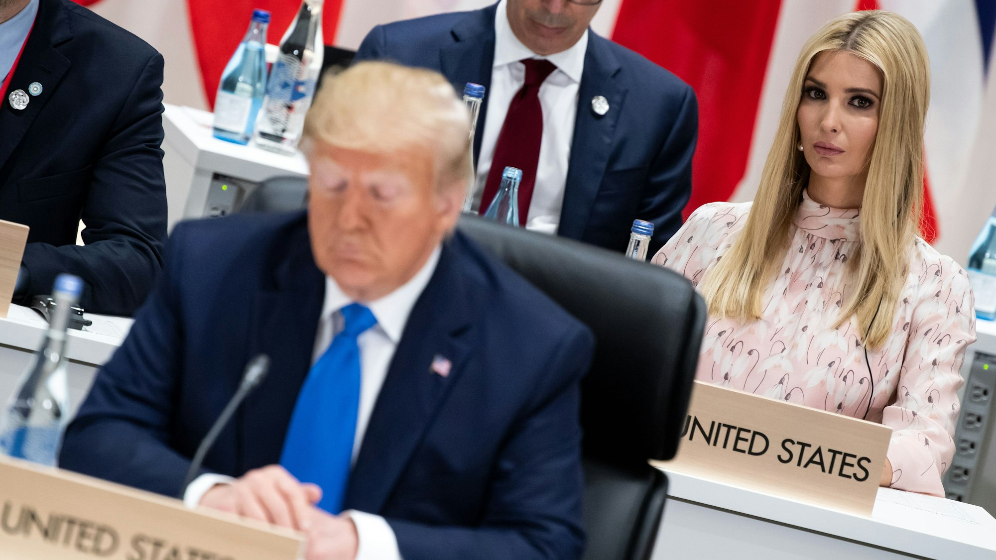 Donald Trump, Präsident der Vereinigten Staaten von Amerika, und seine Tochter Ivanka sitzen zu Beginn der dritten Arbeitssitzung des G20-Gipfels im Jahr 2019 an ihren Plätzen.