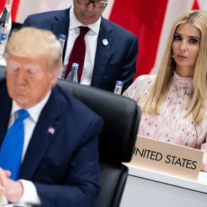 Donald Trump, Präsident der Vereinigten Staaten von Amerika, und seine Tochter Ivanka sitzen zu Beginn der dritten Arbeitssitzung des G20-Gipfels im Jahr 2019 an ihren Plätzen.&nbsp;